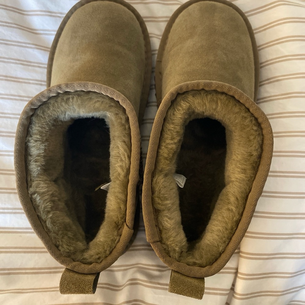 UGG ultra mini size US 8. Brand new.